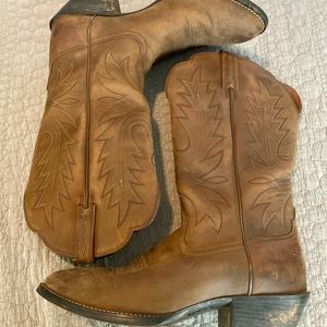 Ariat cowgirl boots size 8.5